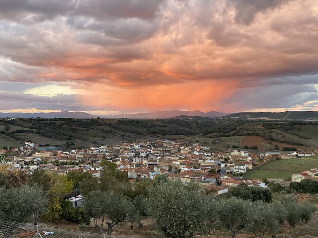 Horcajo de los Montes al atardecer, visto desde el camping